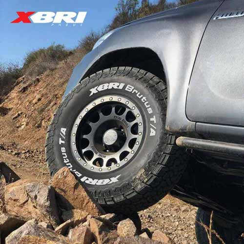 pneu off road para suv passando por trilha